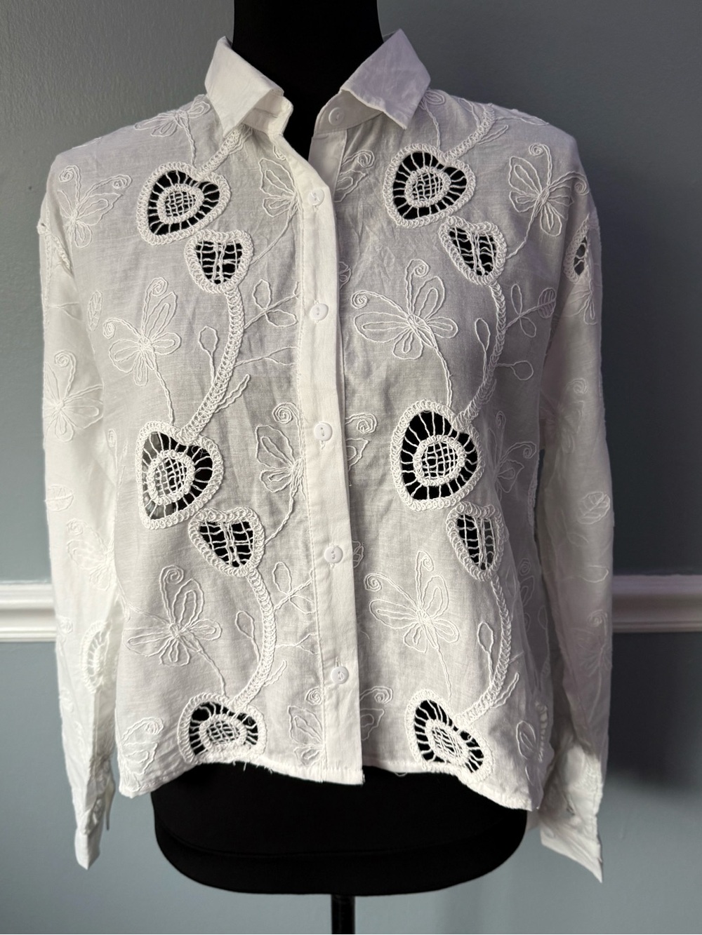 Women's White Embroidered Button-Front Shirt S